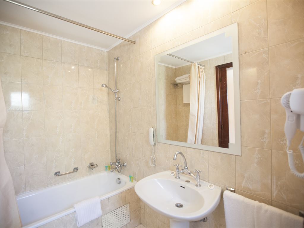 Macedonian Sun Hotel: Bathroom Suite