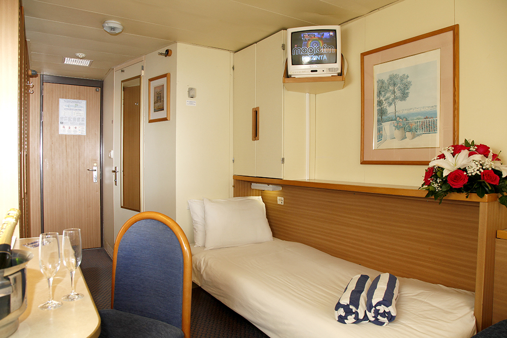 Celestyal Cruise Olympia 3 or 4 Nights: внешние каюты кровать