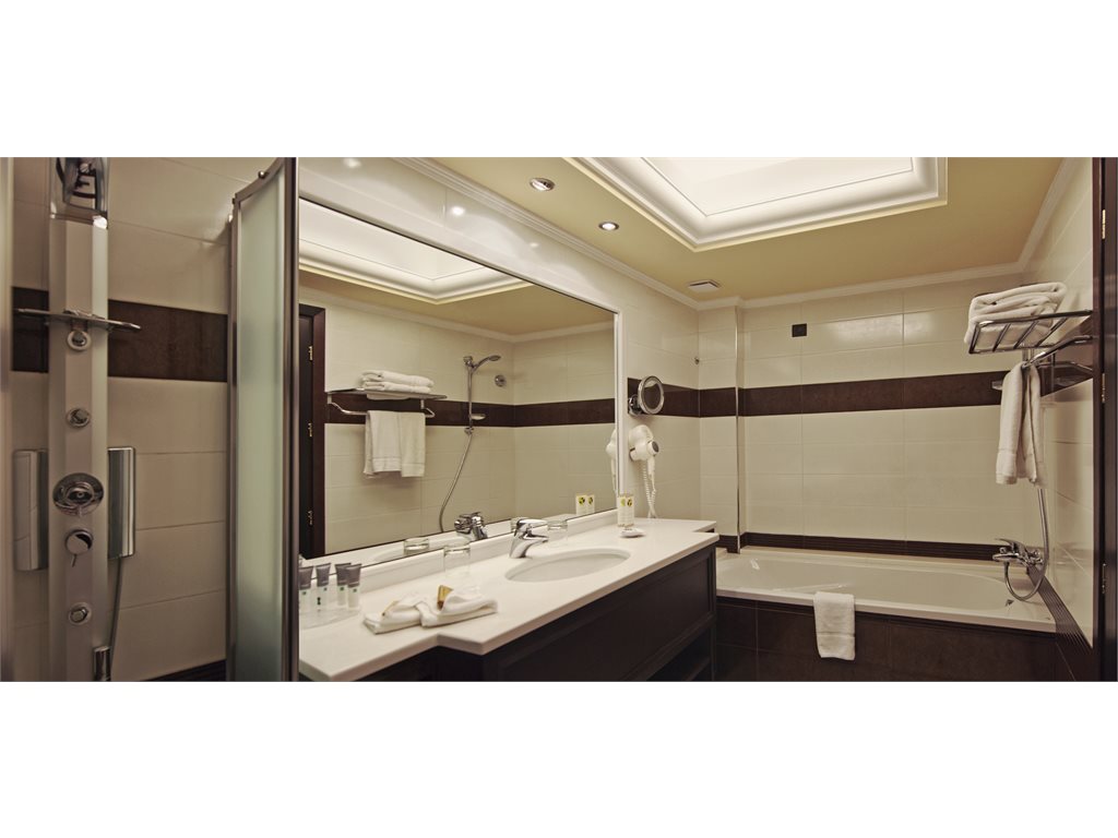La Marquise Luxury Resort Complex: Panoramic Suite Bathroom