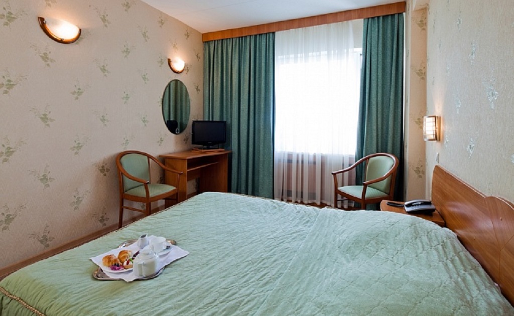 Beta Izmaylovo Hotel: Люкс бизнес класса - просторный и комфортабельный двухкомнатный номер с  двуспальной кроватью.