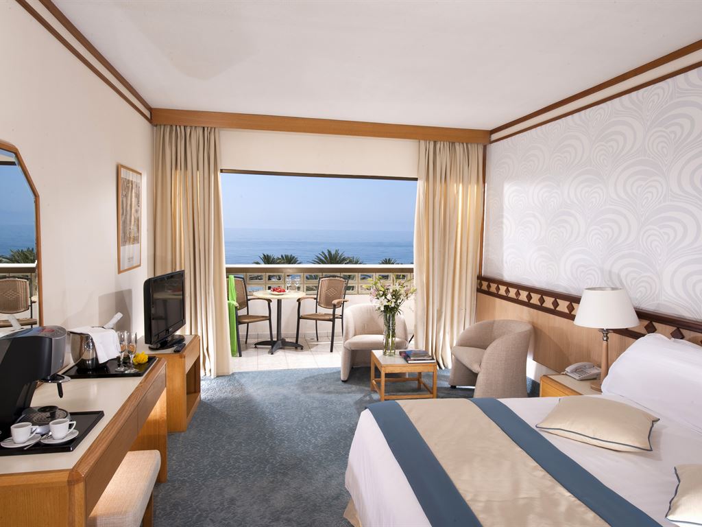 Constantinou Bros Athena Beach Hotel: Superior Room