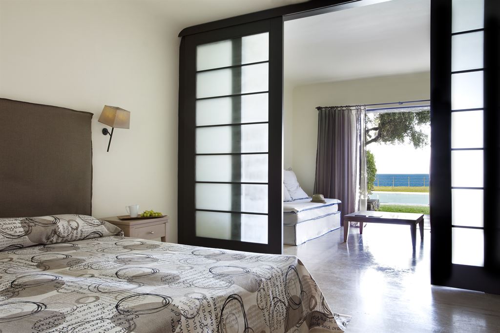 Minos Palace Hotel & Suites: Junior Ocean View Sharing Pool