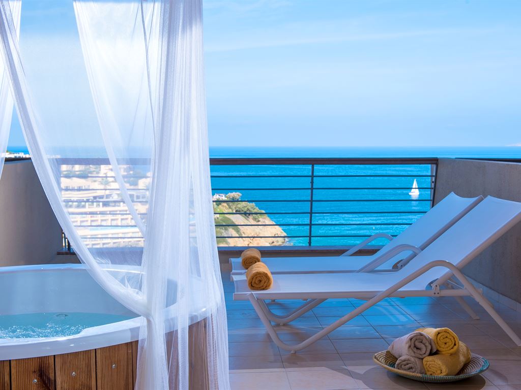 Blue Bay Resort : Executive Room Outdoor Jacuzzi