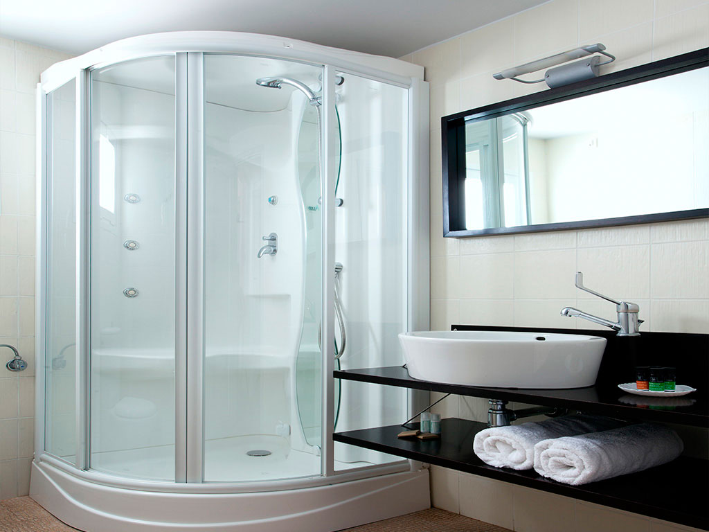 Minos Beach Art Hotel: Bathroom with Jacuzzi Shower