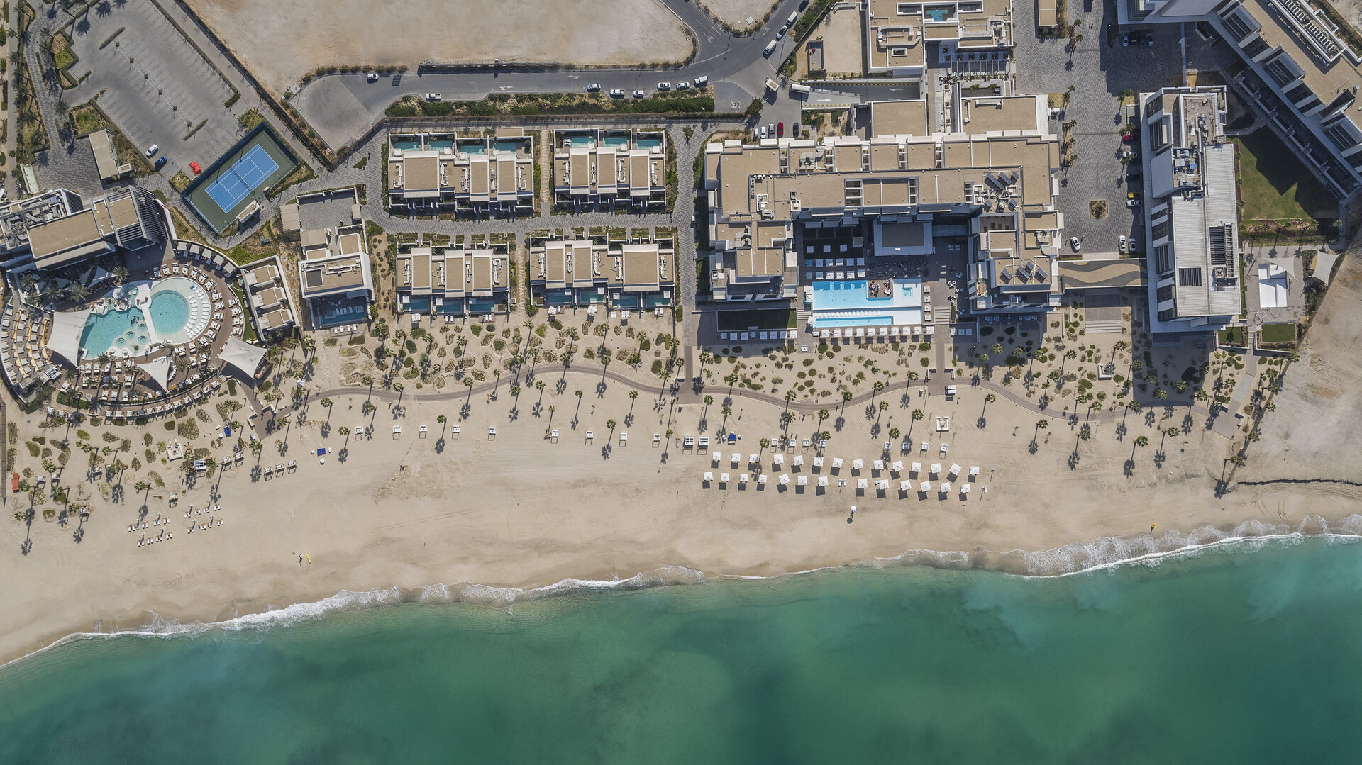 Дубай на четверых. Nikki Beach Resort Spa Dubai 5. Nikki Beach Dubai пляж.