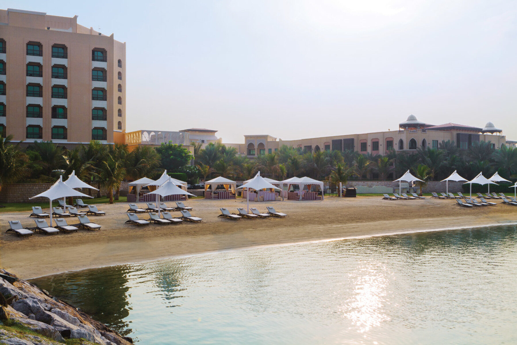 Traders Hotel Qaryat al beri Abu Dhabi 4* ,. Traders Qaryat al beri. Знаменитый отель в Абу Даби. Отель с аркой в Абу Даби.