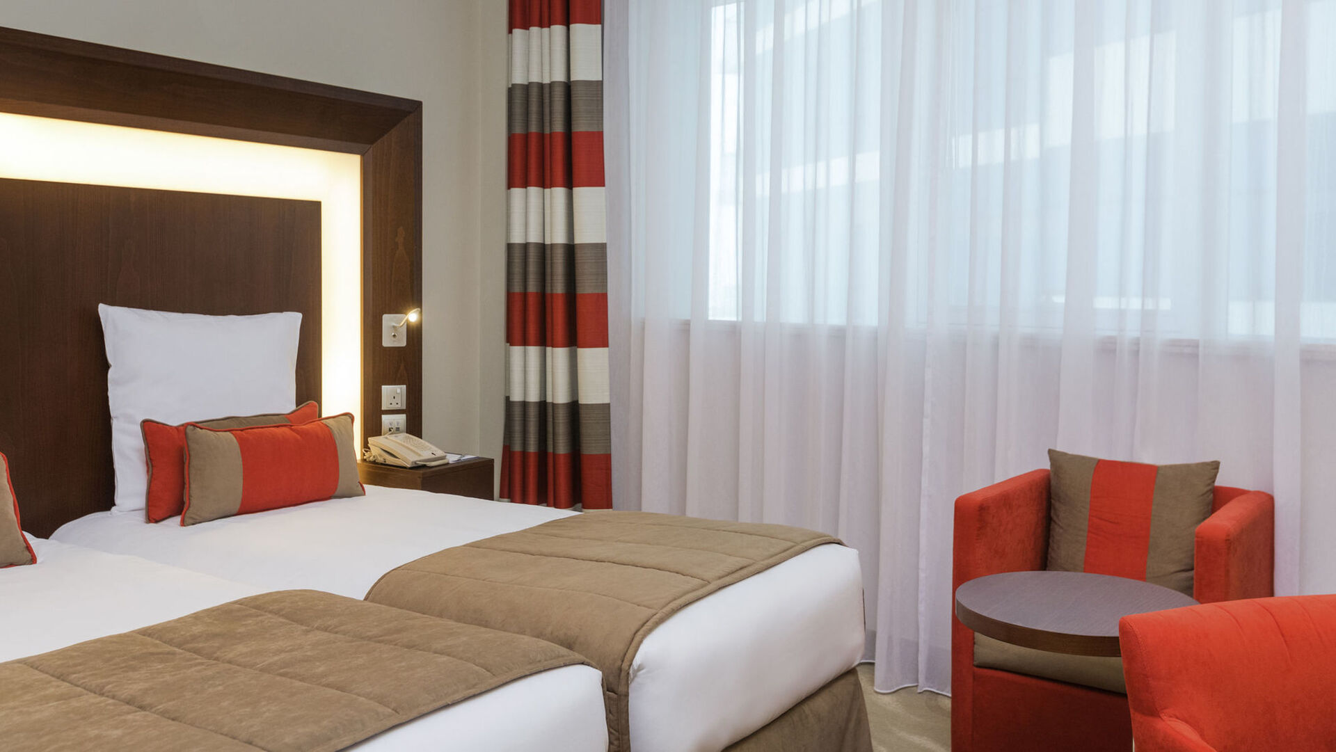 Hotel al barsha дубай. Novotel Hotel al Barsha 4*. Отель Novotel Dubai al Barsha. Отель в Дубай Novotel all Barsha. ОАЭ Дубая Novotel Dubai al Barsha 4* отель.