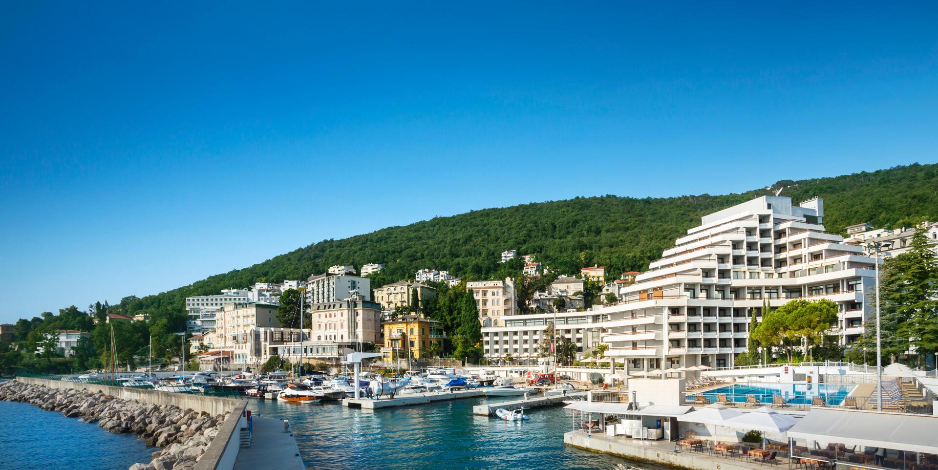 Гостиница адмирал ялта. Hotel Admiral Хорватия Opatija. Опатия отель Адмирал фото. Отель Адмирал Хорватия Опатия фото. Опатия Хорватия закрытые бассейны.