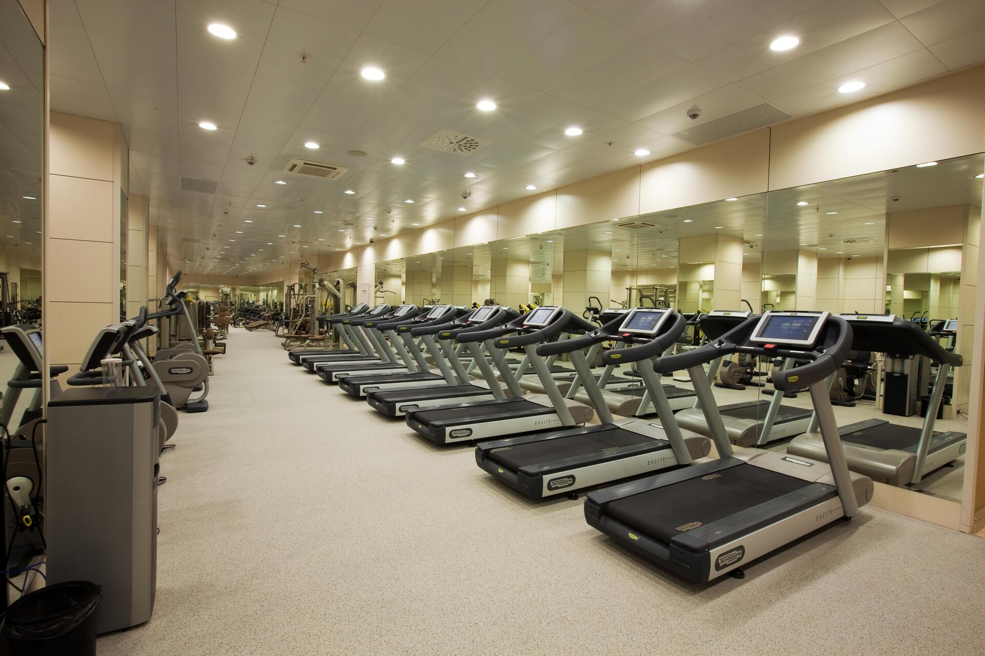 Radisson collection fitness. Royal Wellness Club Москва. Рэдиссон коллекшн Москва бассейн. Рэдиссон спортзал. Radisson Royal Hotel Moscow.