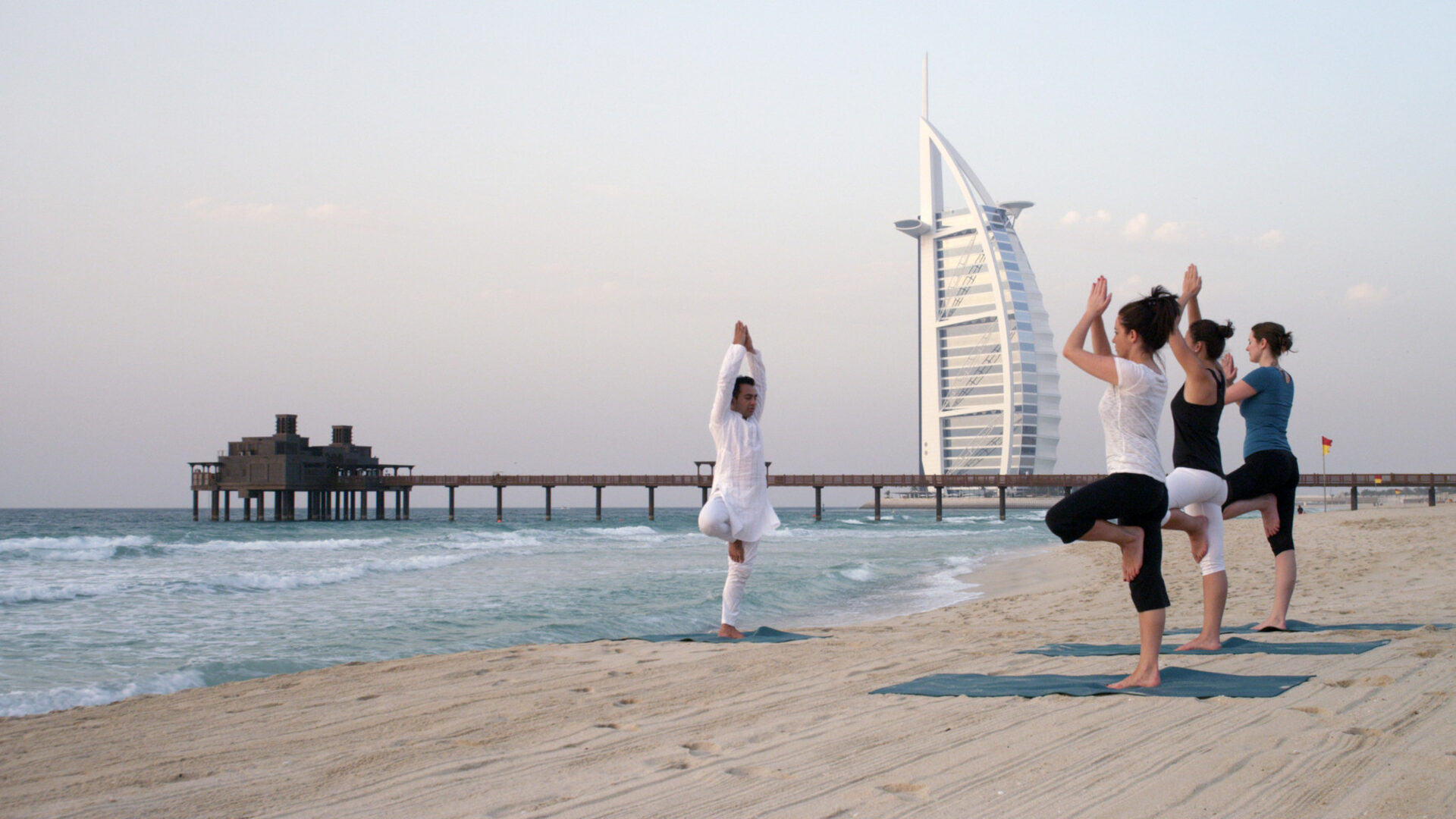 В каких эмиратах лучше отдыхать. Мадинат пляж Дубай. Туристы в Дубае. Дубай пляж люди. Йога Дубай.