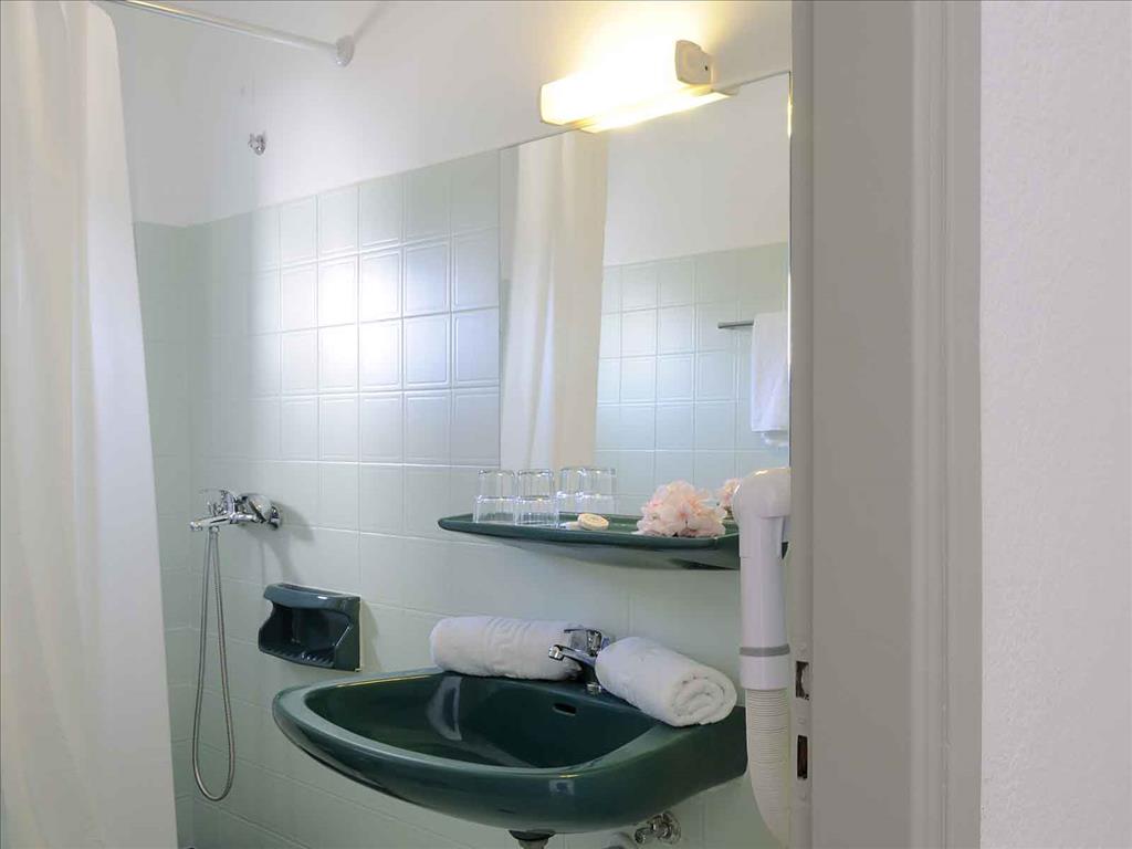 Selena Village Hotel: Bathroom