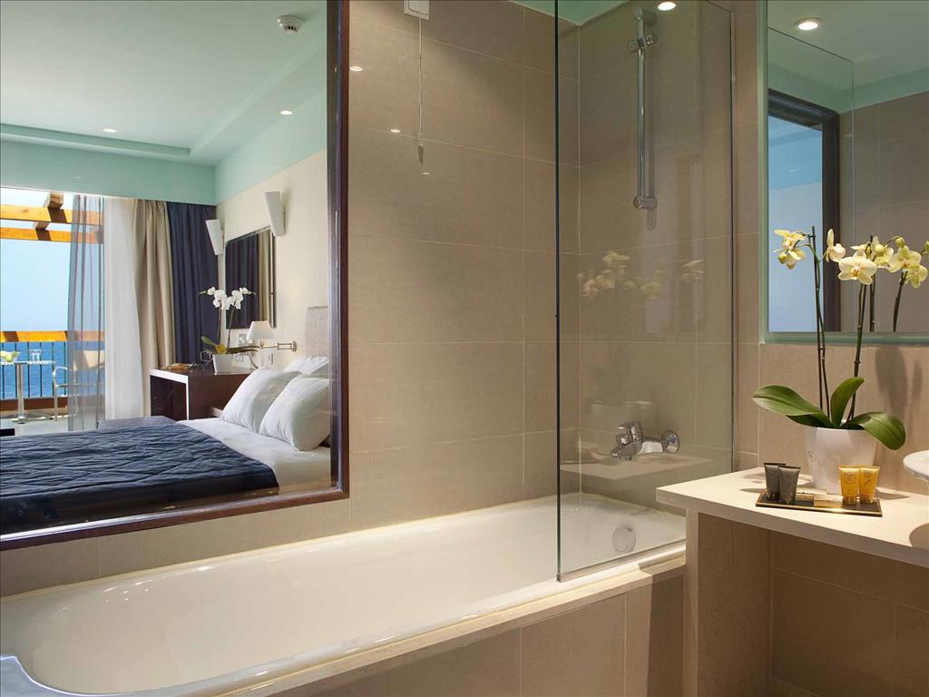 Mareblue Apostolata Resort & Spa: Bathroom