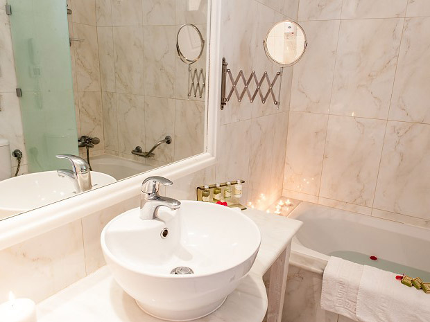 Gerakas Belvedere Hotel & Luxury Suites: Bathroom