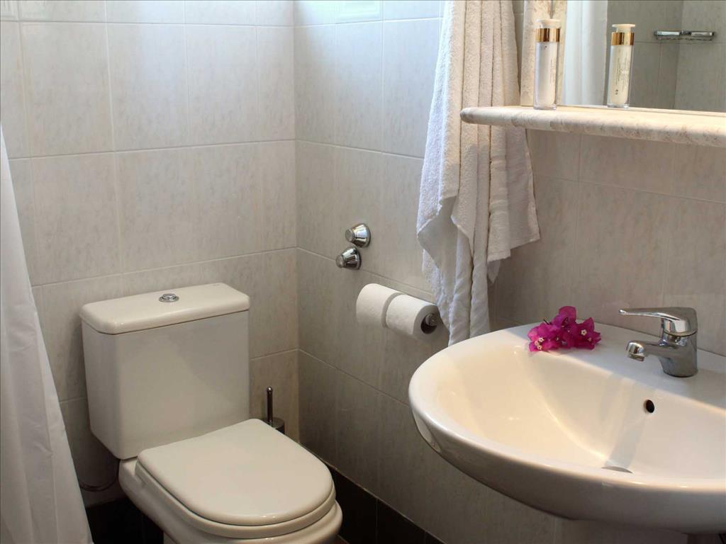 Rodian Gallery Hotel Apartments: Bathroom