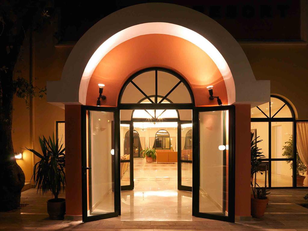 Century Resort Hotel: Main entrance
