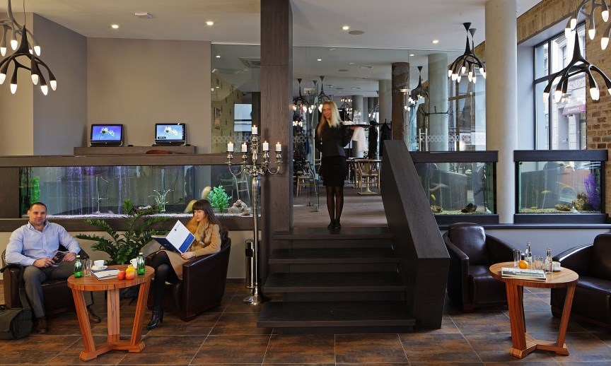 Wellton Centrum Hotel & Spa: Лобби отеля с аквариумами океанической рыбы