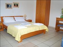 Koukounaria Aparthotel & Villa