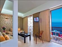 Steris Elegant Beach Hotel: Apartment Living Room