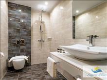 Lagaria Luxury Rooms & Apartments: Disabled Bathroom