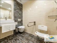 Lagaria Luxury Rooms & Apartments: Disabled Bathroom