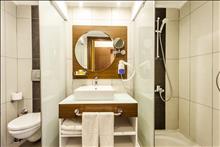 Tusan Beach Resort: Bathroom-family room